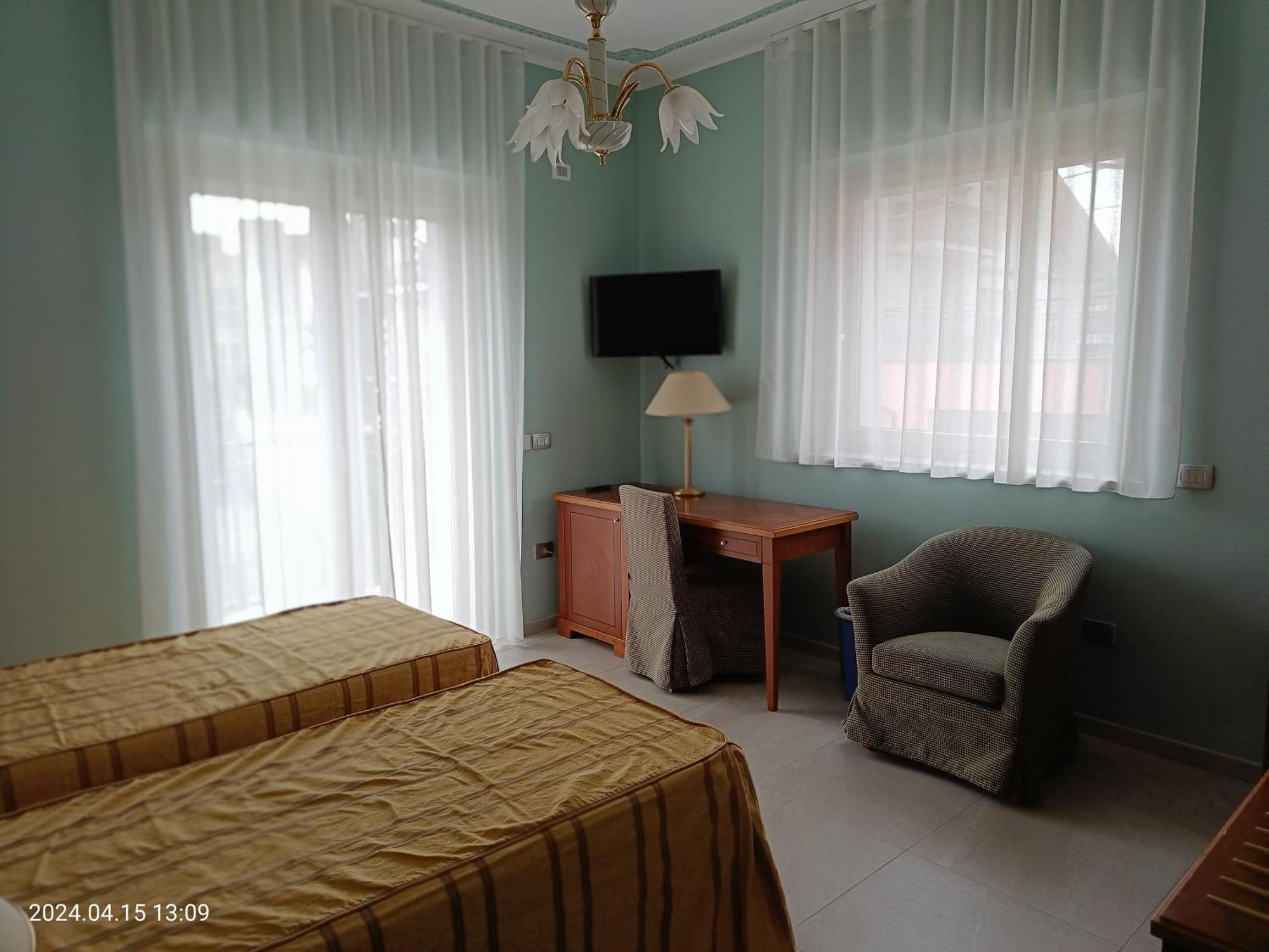 Villa Mariana Bed And Breakfast Saluzzo Bagian luar foto