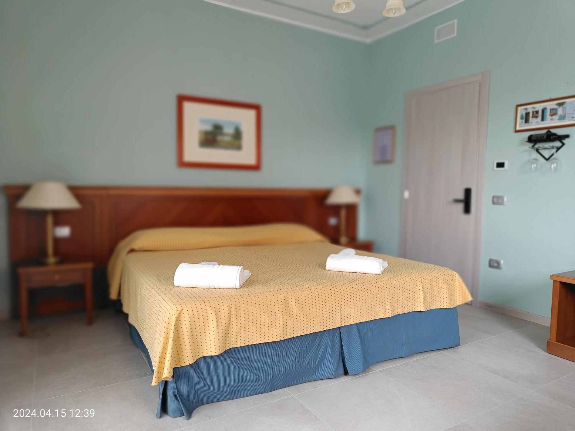 Villa Mariana Bed And Breakfast Saluzzo Bagian luar foto